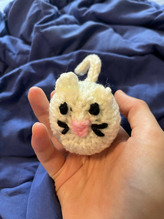 Tiny knitted cat